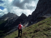 47 sotto le dolomitiche pareti rocciose nord dell'Arera...